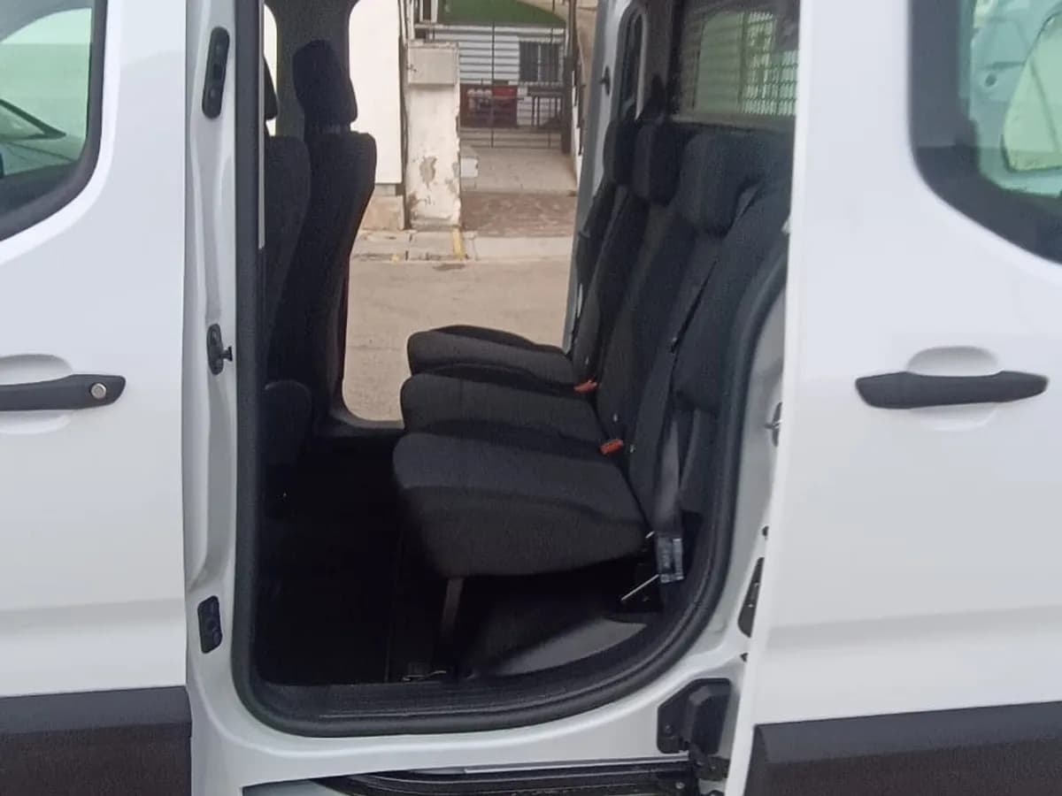 Peugeot Rifter — porta lateral e banco traseiro