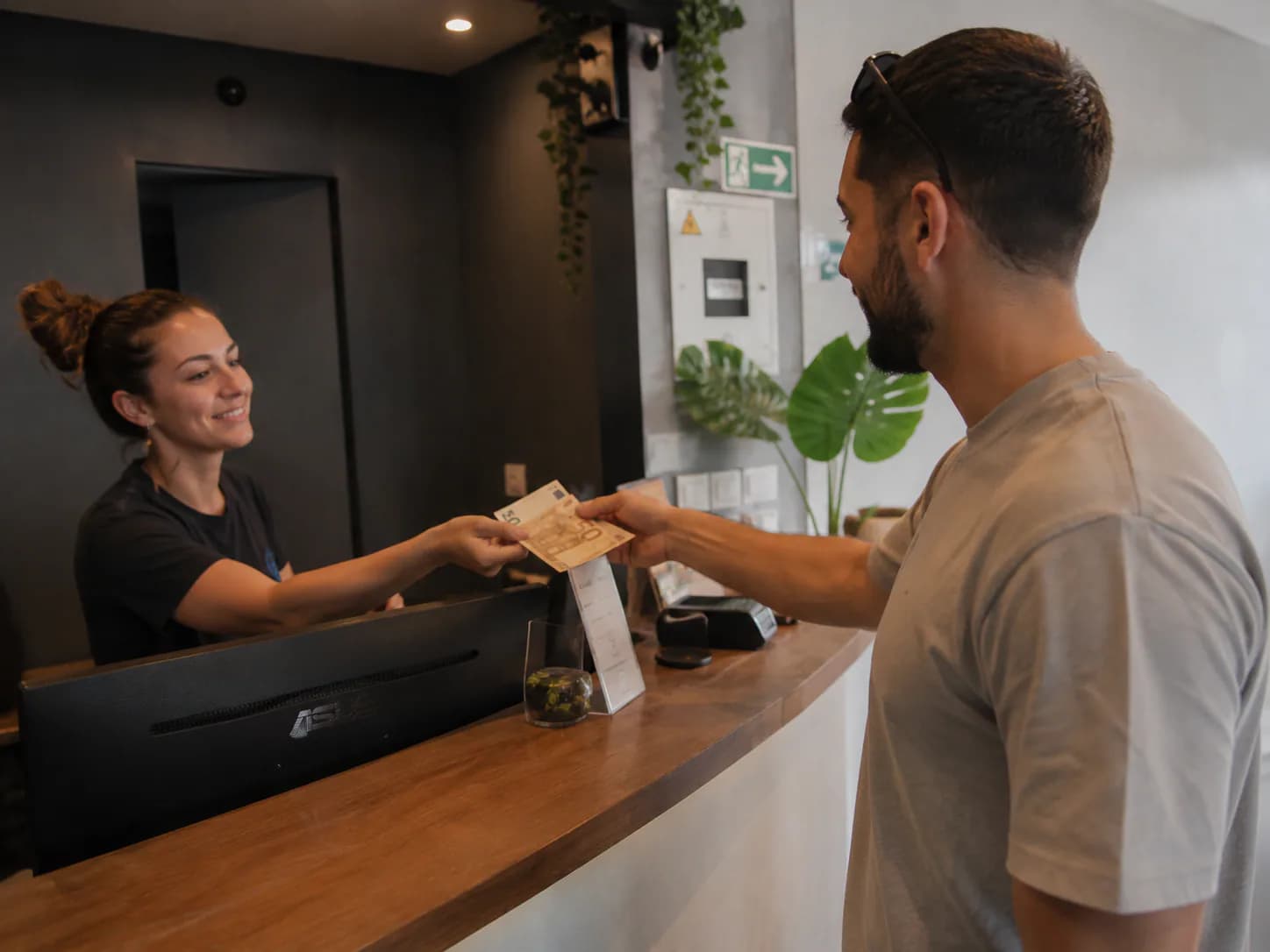 Cliente realizando o pagamento na retirada do veículo