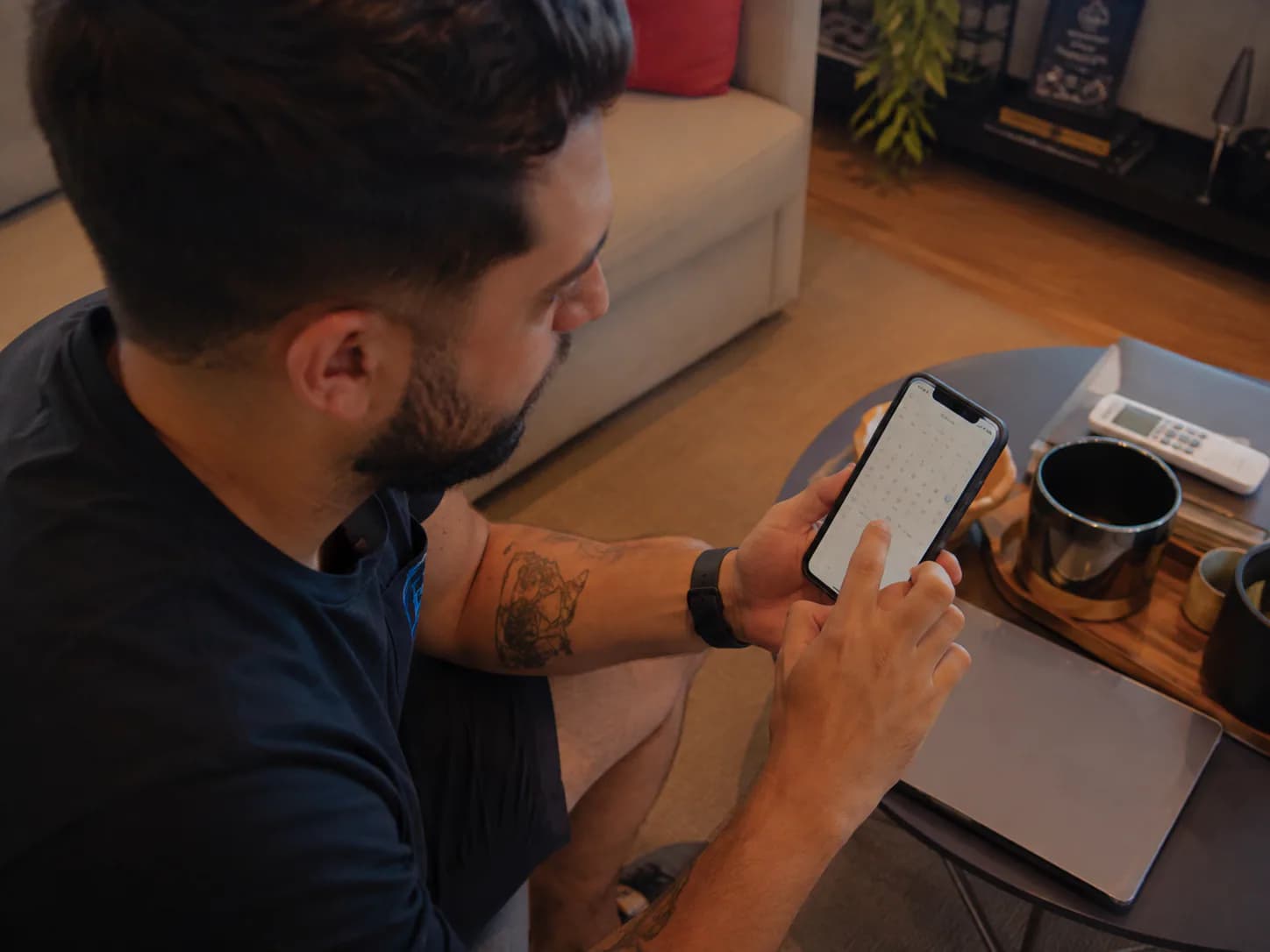 Cliente escolhendo no celular as datas da reserva
